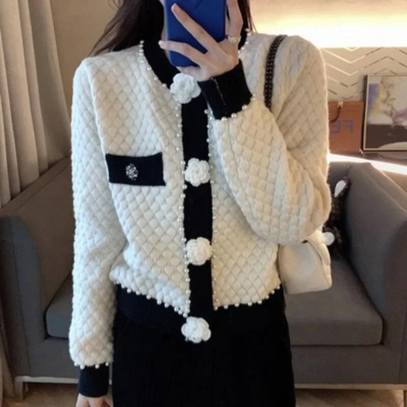 Cardigan femme blanc avec ornements en perles et poches décoratives, coupe décontractée.