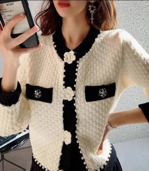 Cardigan blanc femme avec ornements en perles et poches décoratives, coupe classique pour un usage quotidien.