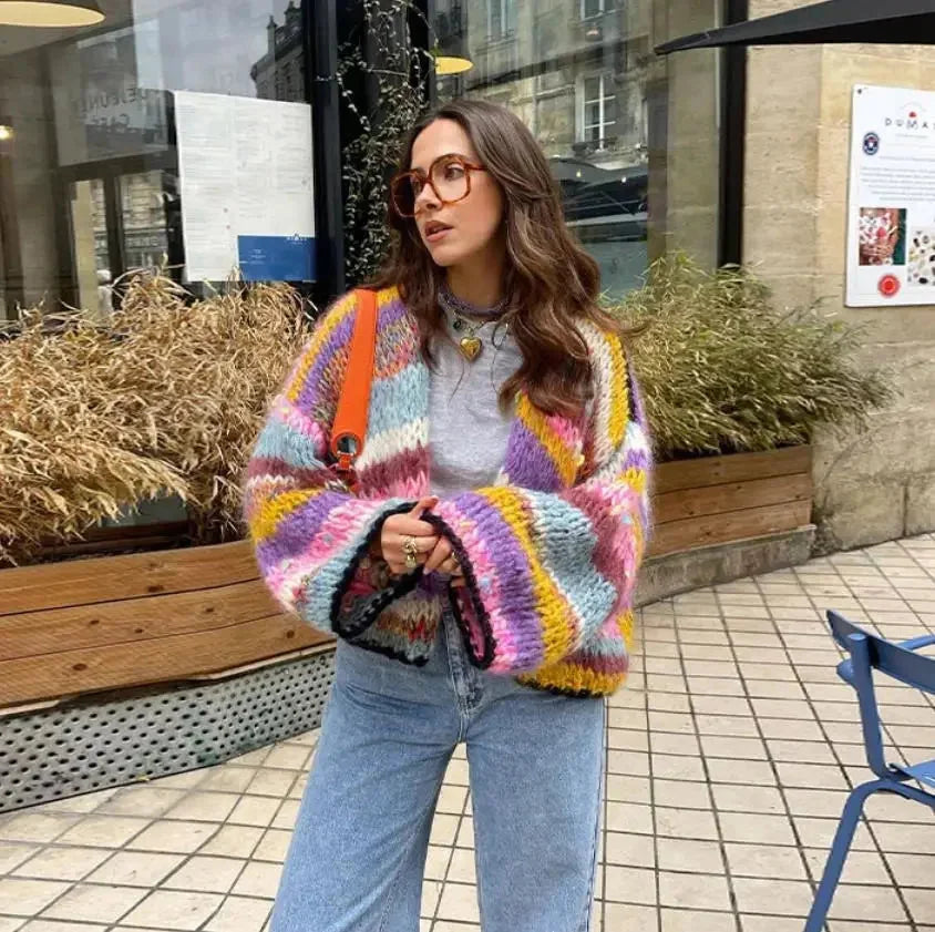Bunter gestreifter Cardigan für Frauen mit weiten Ärmel, aus weichem Strickmaterial, ideal für lässige Outfits.