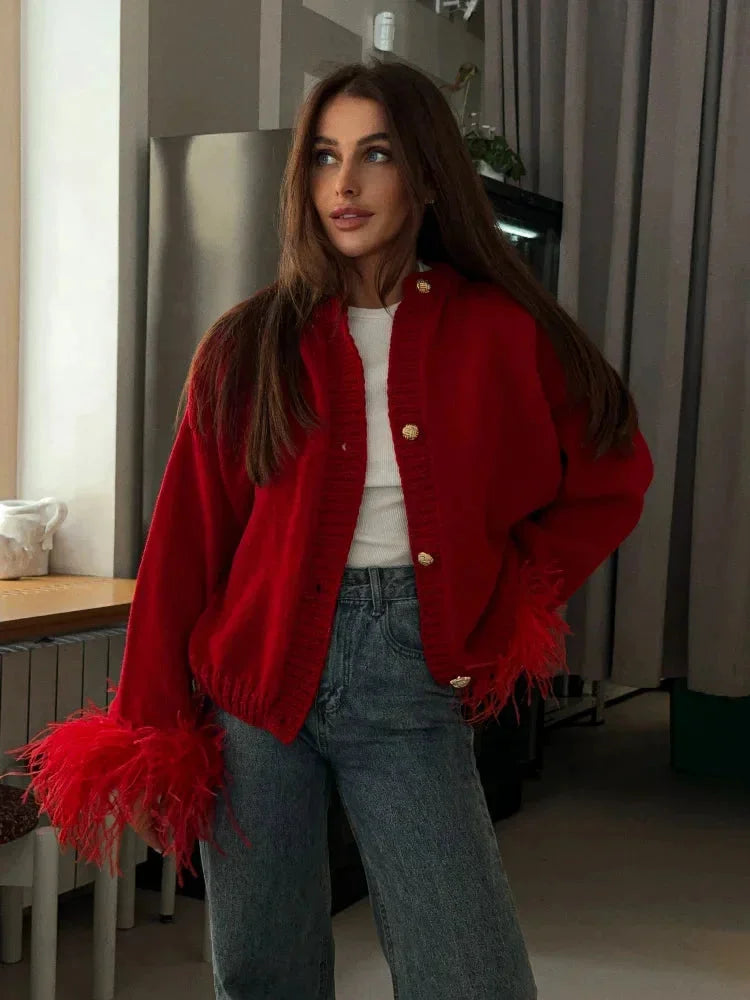 Cardigan femme rouge avec manches en plumes et boutons, en tissu doux, pour un look original.