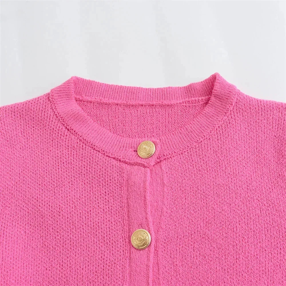 Cardigan femme en tricot beige, avec boutons et coupe moderne, adapté pour le quotidien et les loisirs.