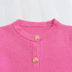 Cardigan für Damen aus weichem Strick, mit eleganten Knöpfen und einem modischen Schnitt für Alltag und Freizeit.