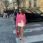 Beige Cardigan für Damen, aus weichem Strickmaterial, mit eleganten Knöpfen und dezentem V-Ausschnitt für lässigen Stil.