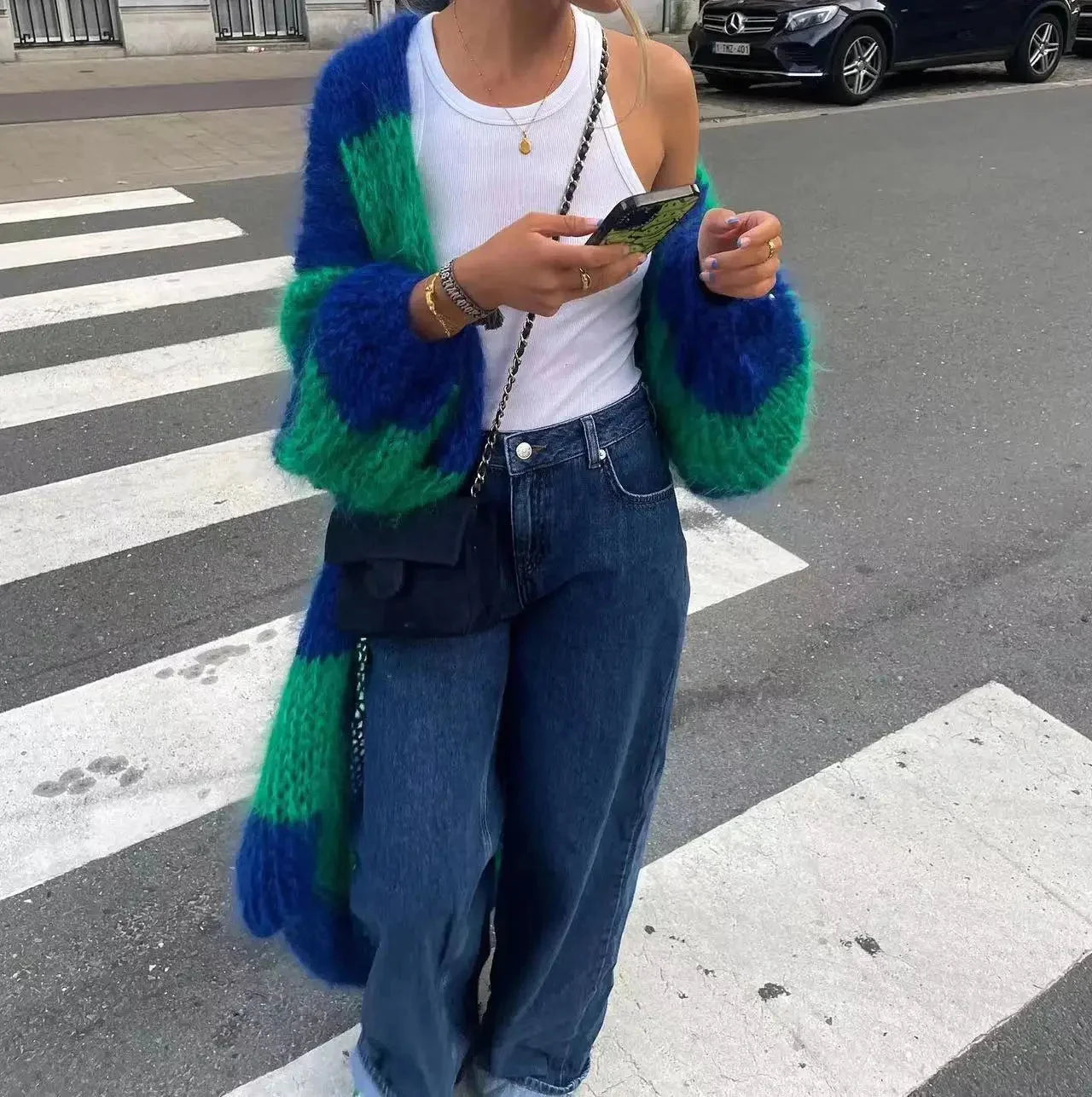 Langer gestreifter Cardigan für Damen aus weicher Baumwolle mit modernem, zeitgemäßem Design und offenen Front.