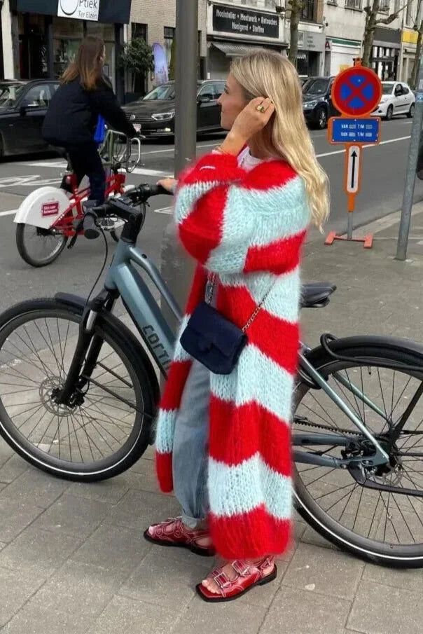 Langer Damen-Cardigan mit Streifen im zeitgenössischen Design, aus weichem Strickmaterial für angenehmen Tragekomfort.