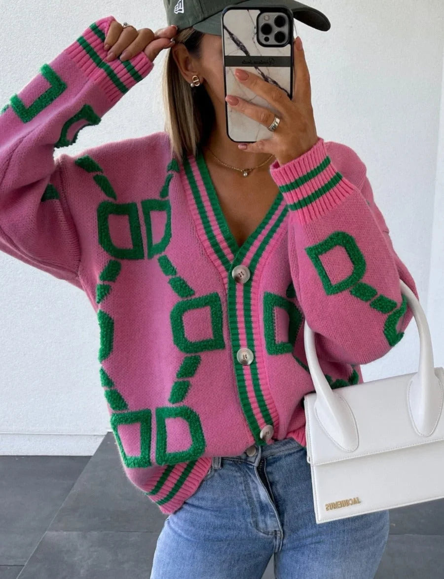 Cardigan femme rose à motifs géométriques, avec boutons et coupe décontractée.
