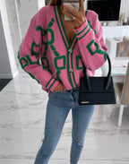 Cardigan femme gris à motifs géométriques, avec boutons, conçu pour un style décontracté.