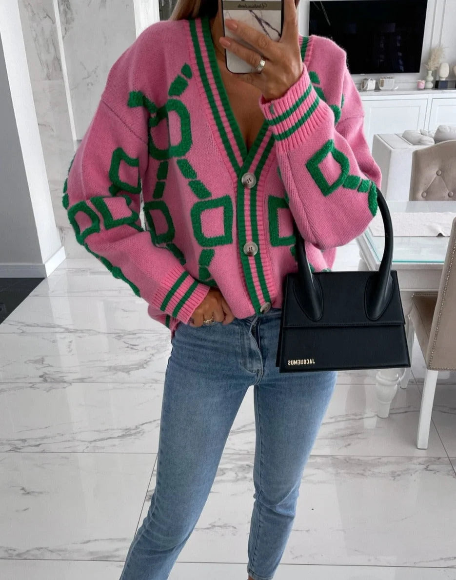 Cardigan femme gris à motifs géométriques, avec boutons, conçu pour un style décontracté.