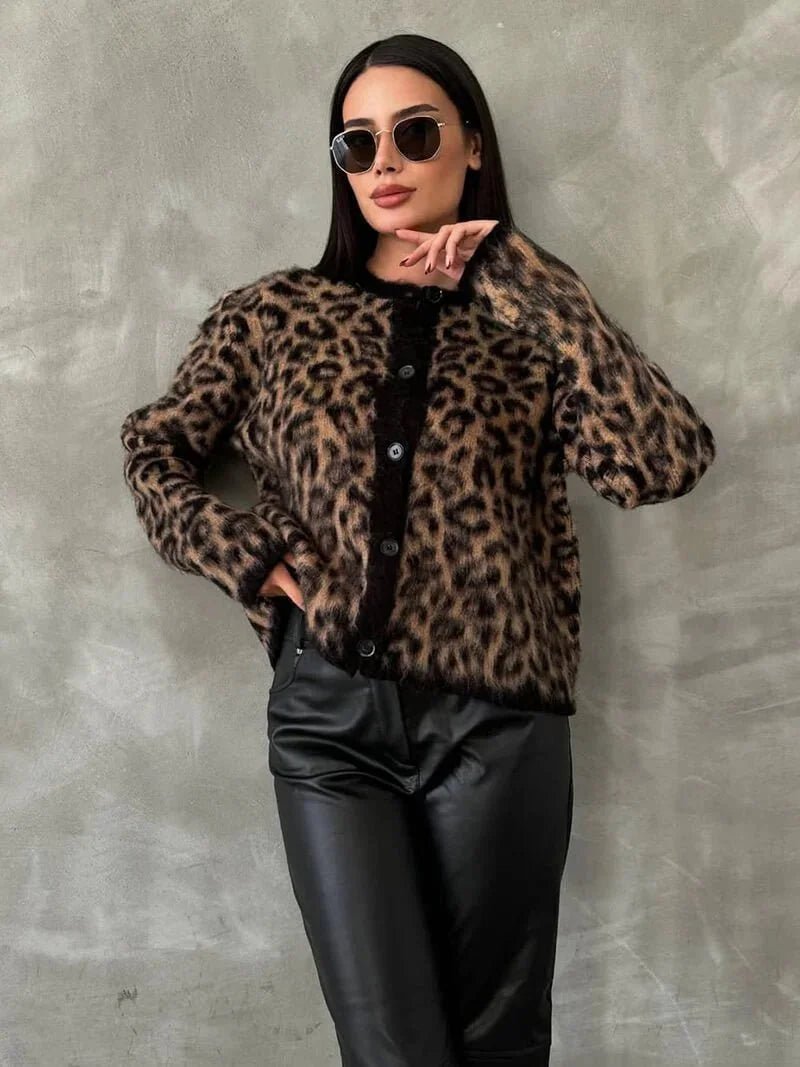 Cardigan femme en tricot beige à manches longues, avec boutons et motif léopard, adapté pour l'hiver.