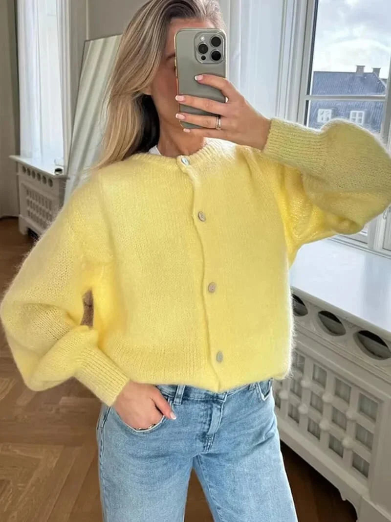 Cardigan femme en tricot jaune, boutonné, adapté pour l'hiver et les tenues quotidiennes.