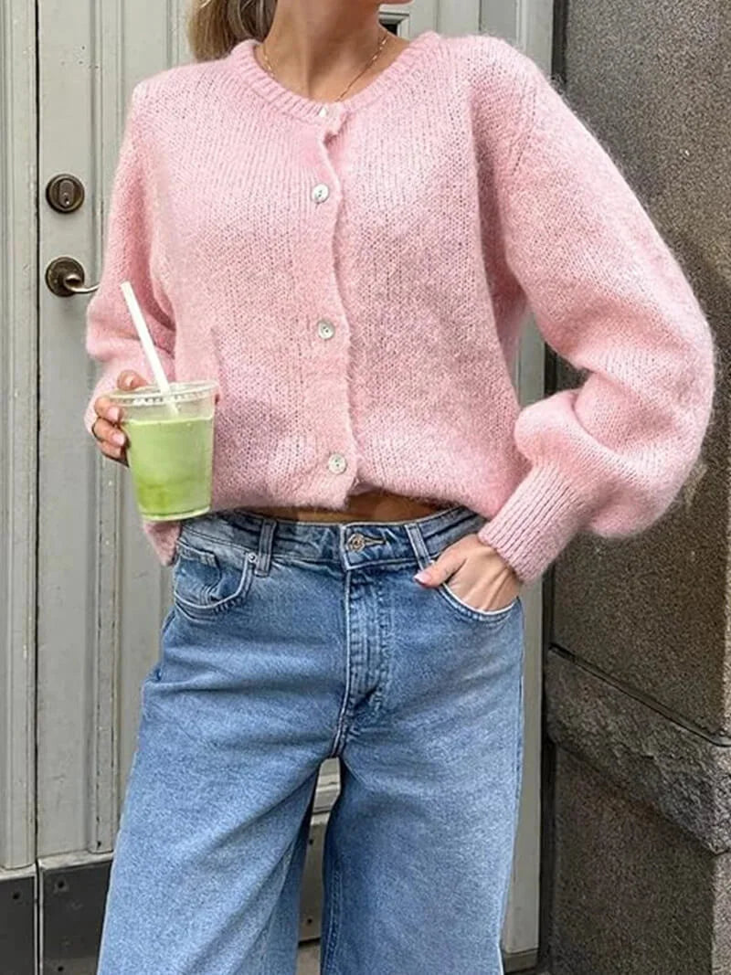 Cardigan femme en tricot rose, boutonné, avec un design classique et une coupe confortable pour l'hiver.