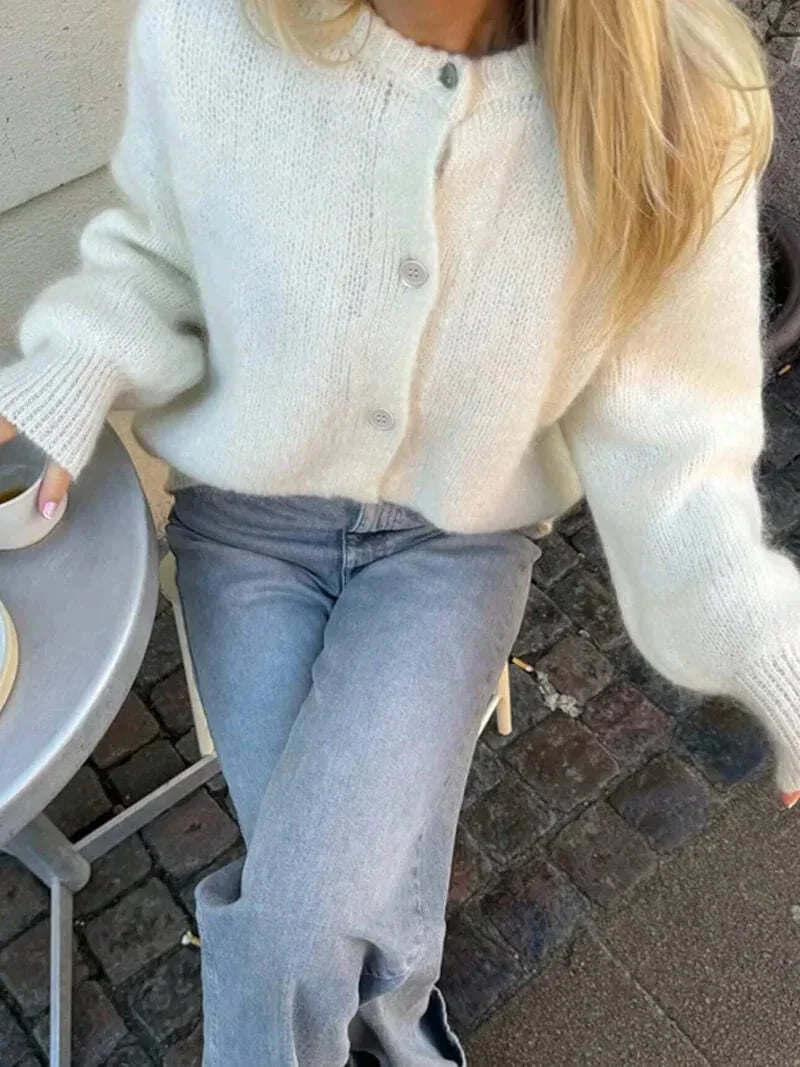 Cardigan femme en tricot blanc, boutonné sur toute la longueur, au design classique, adapté pour l'hiver.