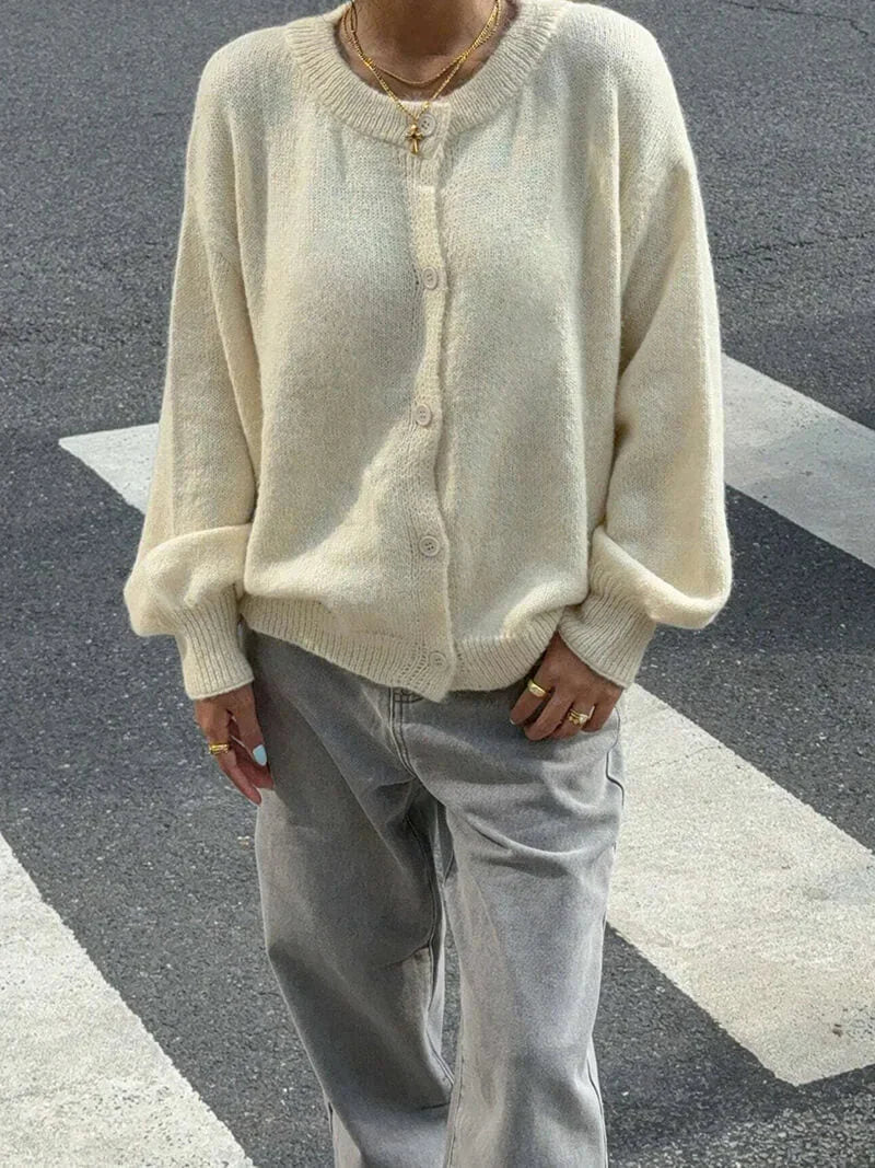 Cardigan tricoté femme jaune, boutonné, en matière chaude, design intemporel adapté pour l'hiver.