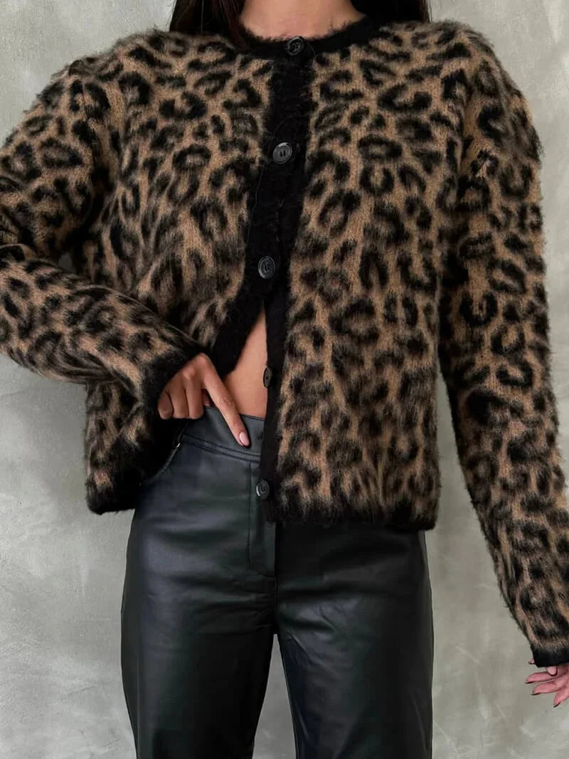 Cardigan femme en tricot blanc, boutonné, avec un design classique et un tissu chaud pour l'hiver.