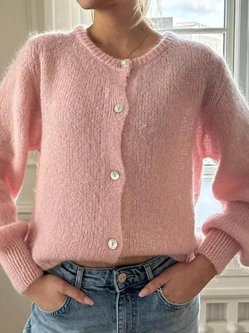 Cardigan en tricot rose pour femme, boutonné, coupe décontractée, adapté aux journées froides d'hiver.