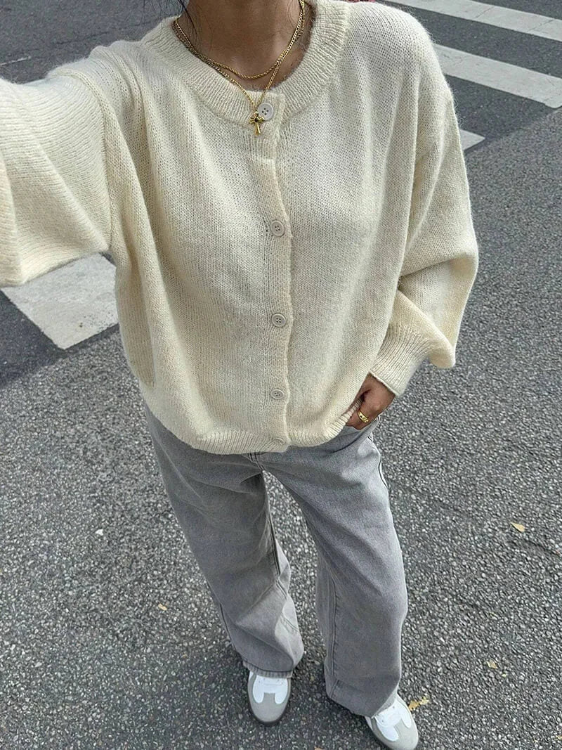 Cardigan femme en tricot blanc, boutonné, coupe confortable, design classique, adapté pour l'hiver.