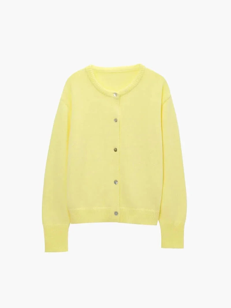 Cardigan tricoté femme jaune, boutonné, avec un design classique, adapté aux températures hivernales.