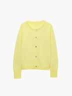 Cardigan tricoté femme jaune, boutonné, avec un design classique, adapté aux températures hivernales.