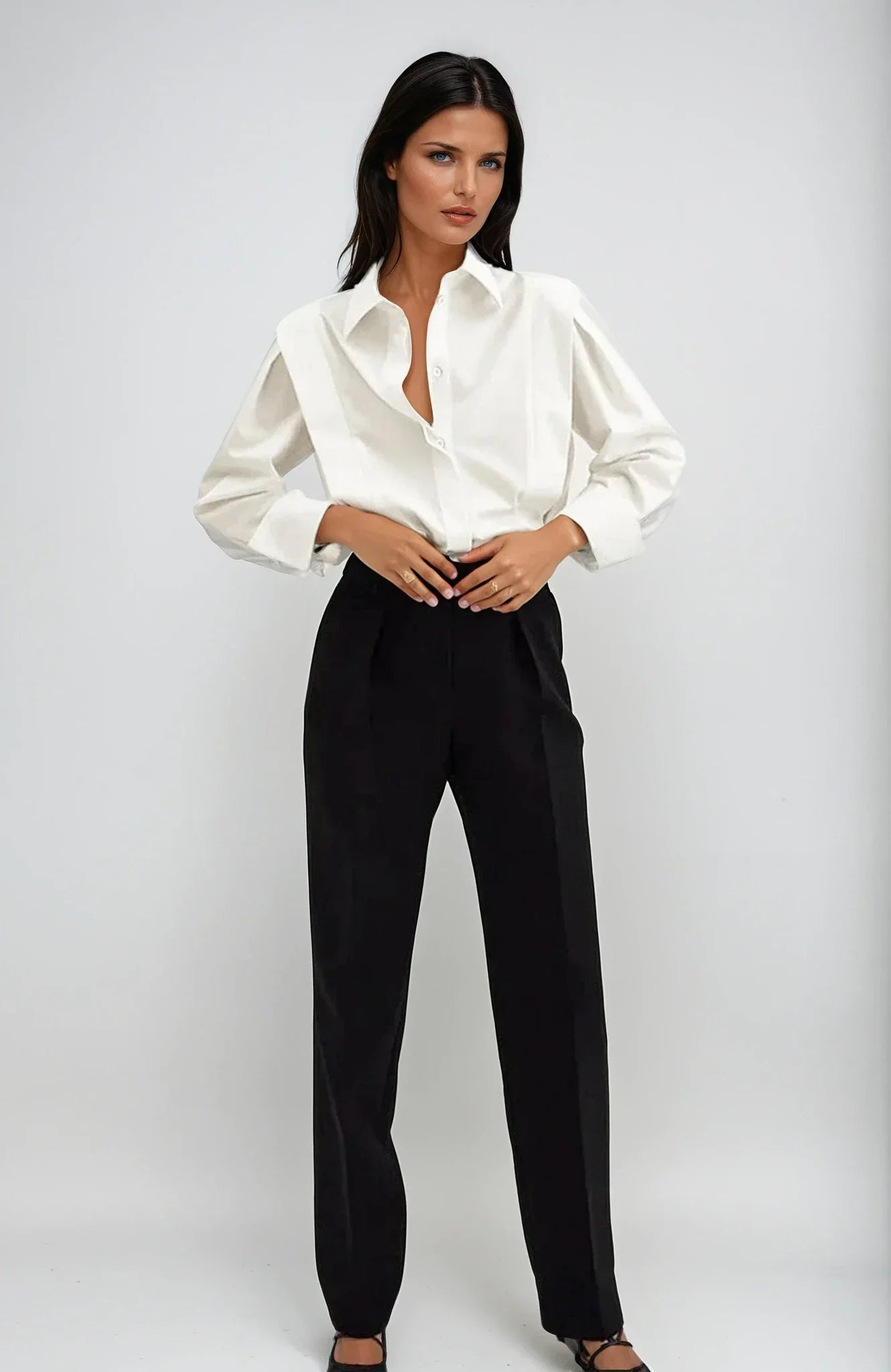 Chemise carrée blanche pour femme avec plusieurs boutons, en coton doux, coupe confortable.