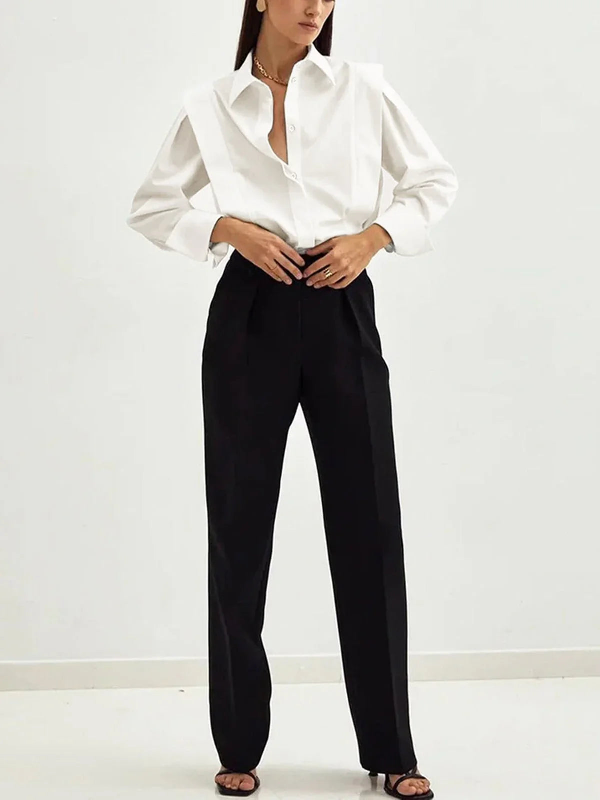 Chemise carrée noire pour femme en coton léger avec plusieurs boutons et coupe moderne.