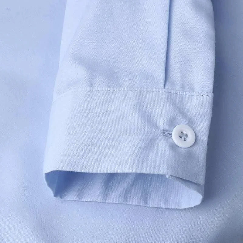 Chemise ajustable pour femme en mélange de coton, avec ceinture nouée à la taille et design classique. Couleur blanche.