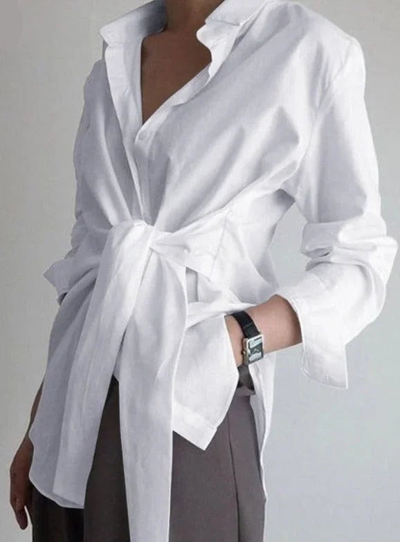 Chemise blanche ajustable pour femme avec ceinture nouée, en tissu léger, coupe cintrée.