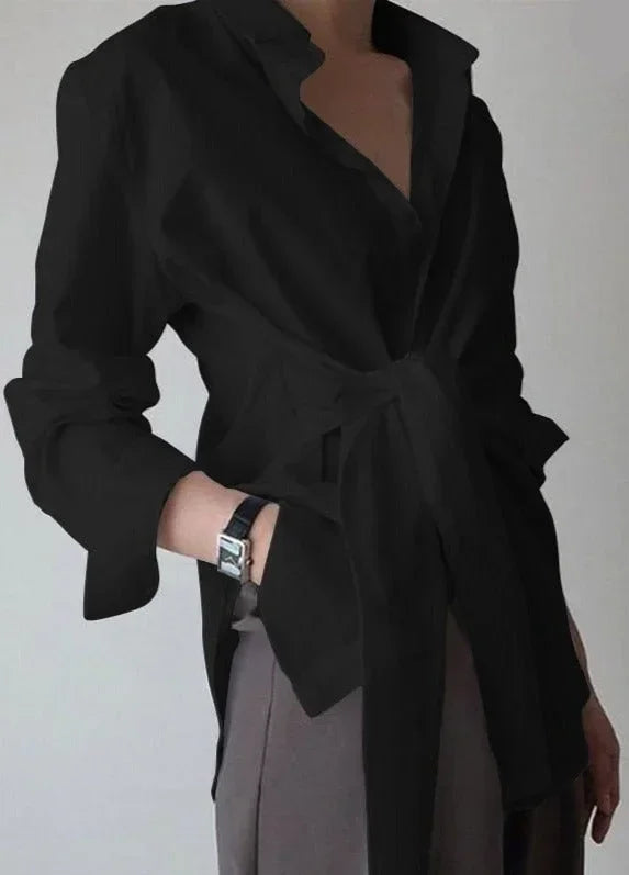 Chemise femme blanche en coton léger, ajustable avec ceinture nouée à la taille.