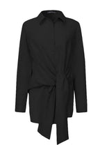 Chemise femme blanche ajustable en mélange de coton, avec ceinture nouée et coupe ajustée.