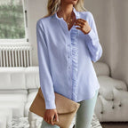 Chemise femme bleu avec volants, manches longues, en mélange de coton léger pour un confort optimal.