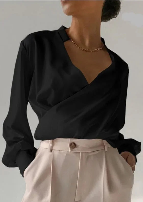 Chemisier femme blanc col en V, manches longues ajustées en tissu léger et respirant.