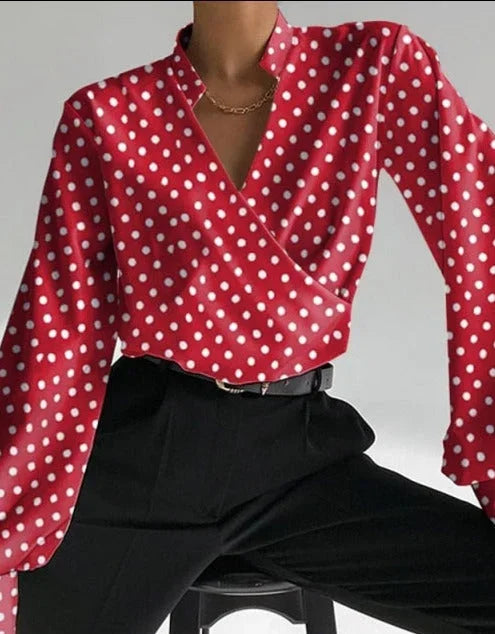 Chemisier femme bleu col en V, manches longues ajustées en tissu léger et respirant.