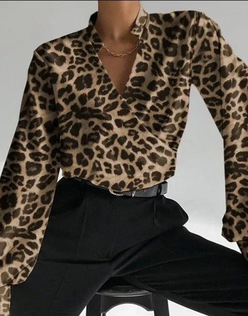 Chemisier femme blanc col en V, manches longues ajustées en tissu léger, adapté pour des occasions décontractées et…