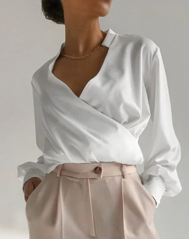 Chemisier femme blanc col en V, manches longues ajustées en coton respirant.