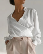 Chemisier femme blanc col en V, manches longues ajustées en coton respirant.