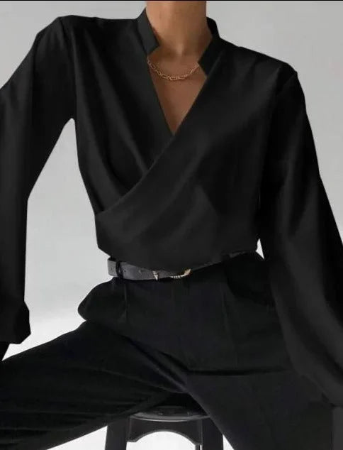 Chemisier femme blanc en coton léger, col en V et manches longues ajustées pour une silhouette élégante.