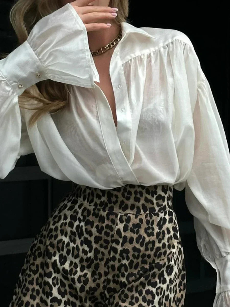 Chemisier femme rose à col classique, manches évasées et tissu léger, design polyvalent.