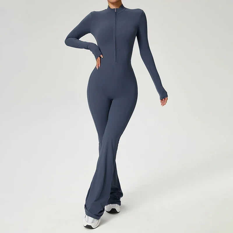 Combinaison de yoga marron à manches longues et zip, conçue pour le confort et la liberté de mouvement.