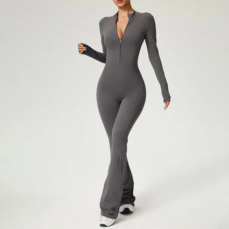 Combinaison de yoga femme à manches longues, en gris, avec zip et coupe flexible en tissu respirant.