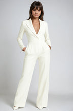 Elegante Damenkombination mit V-Ausschnitt und weit geschnittenen Beinen, gefertigt aus hochwertigem, leichtem Material.