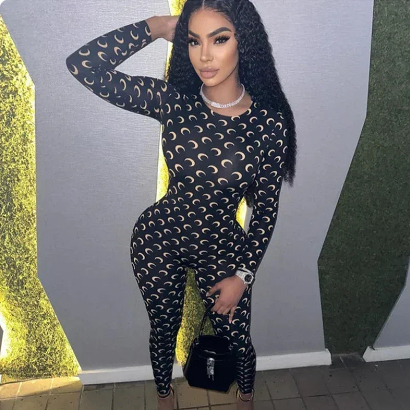 Combinaison femme blanche à imprimé lune, manches longues, col rond, en tissu léger et respirant.