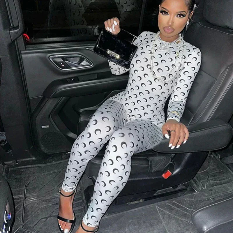 Combinaison femme blanche à imprimé lune, manches longues et col rond en tissu léger.