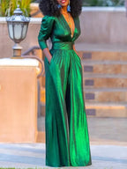 Combinaison femme verte à manches longues, effet satiné et coupe cintrée.