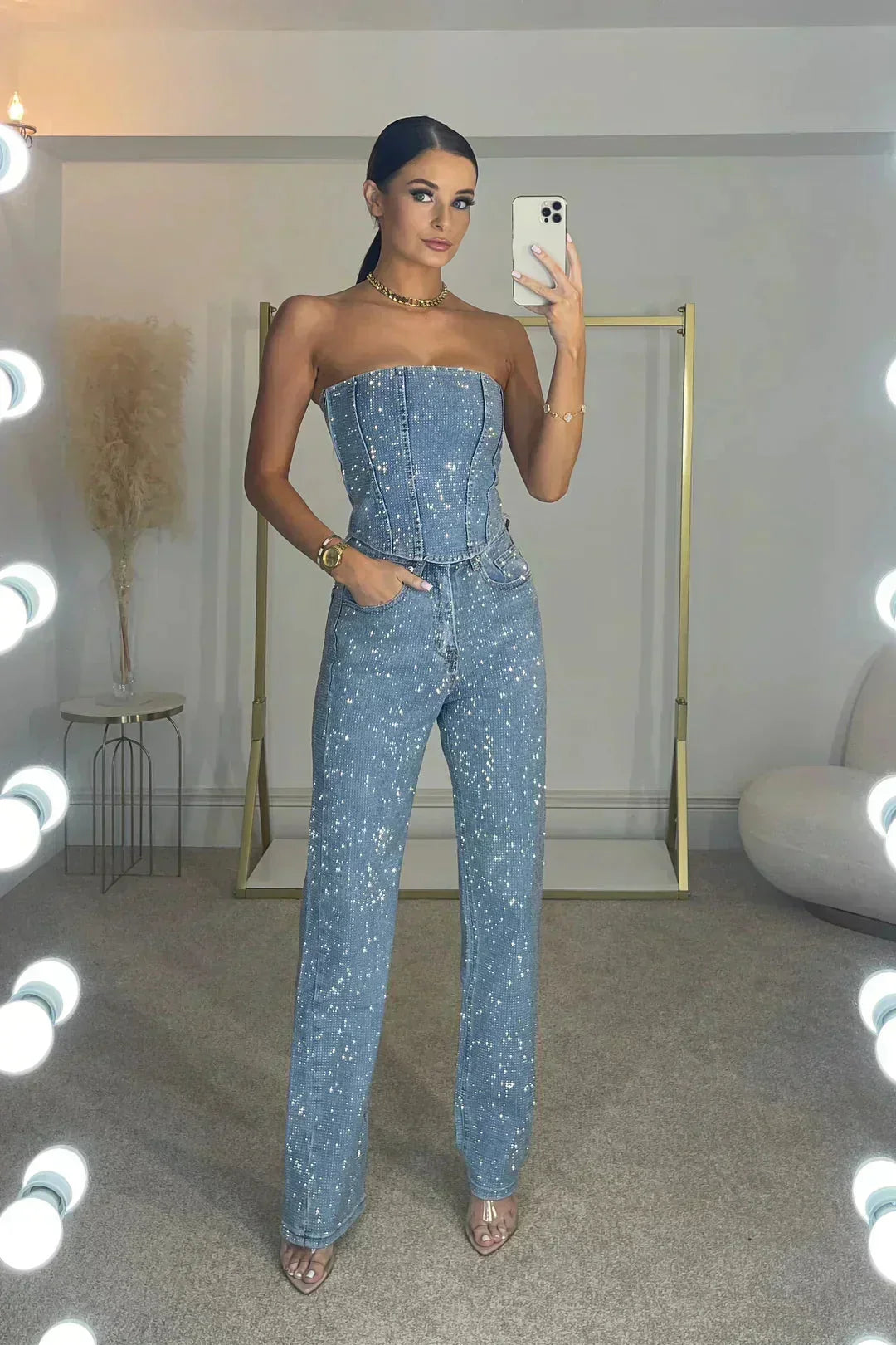 Combinaison noire femme bustier avec jambes larges en tissu léger et fluide.