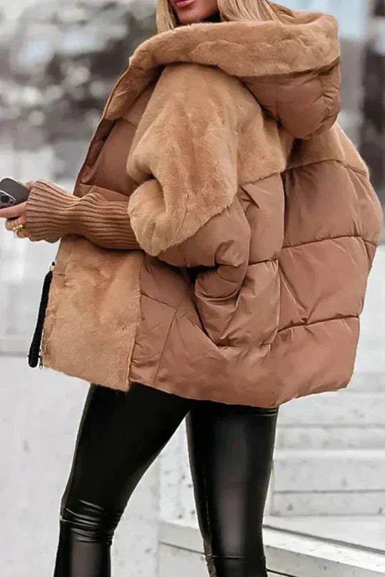 Veste beige pour femme avec capuche, design moderne en matériau léger et déperlant pour un confort optimal.