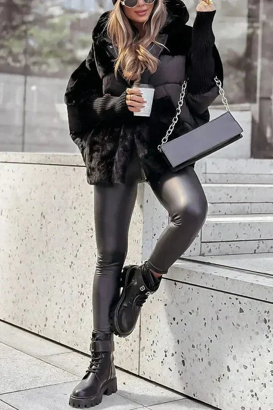 Veste pour femme marron avec capuche, en matériau léger et chaud, adaptée pour les journées froides.