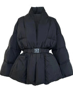 Doudoune femme noire, avec ceinture à la taille et col montant, adaptée pour les journées fraîches.