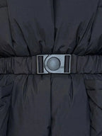 Doudoune femme café, design cintré, col montant et ceinture amovible en matériau léger.