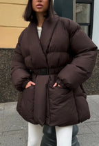 Doudoune femme crème avec ceinture, col montant, rembourrée et déperlant, adaptée pour les journées froides.