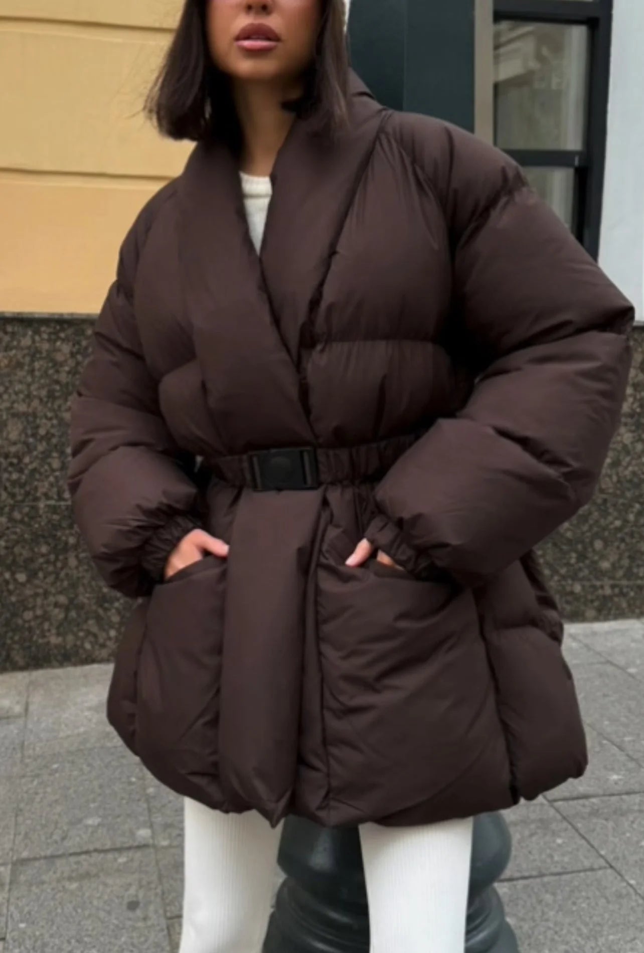 Doudoune femme crème avec ceinture, col montant, rembourrée et déperlant, adaptée pour les journées froides.