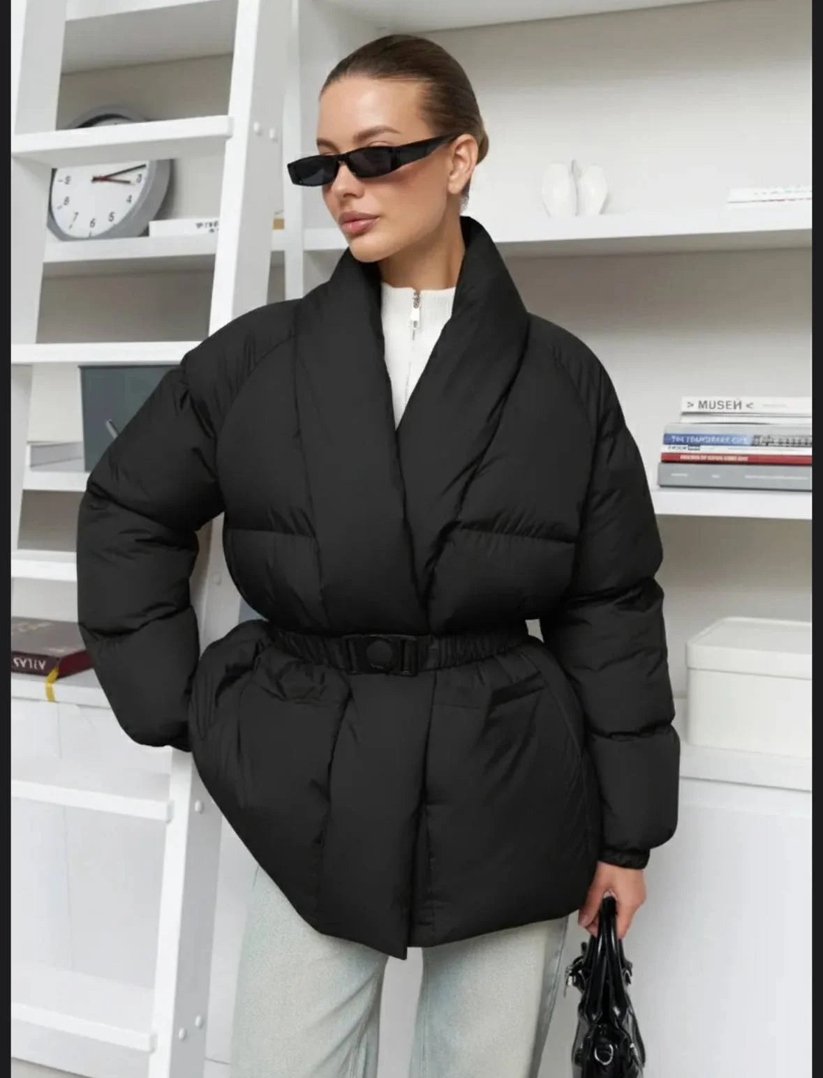 Doudoune femme crème avec ceinture, col montant et tissu doux, adaptée pour les journées froides.